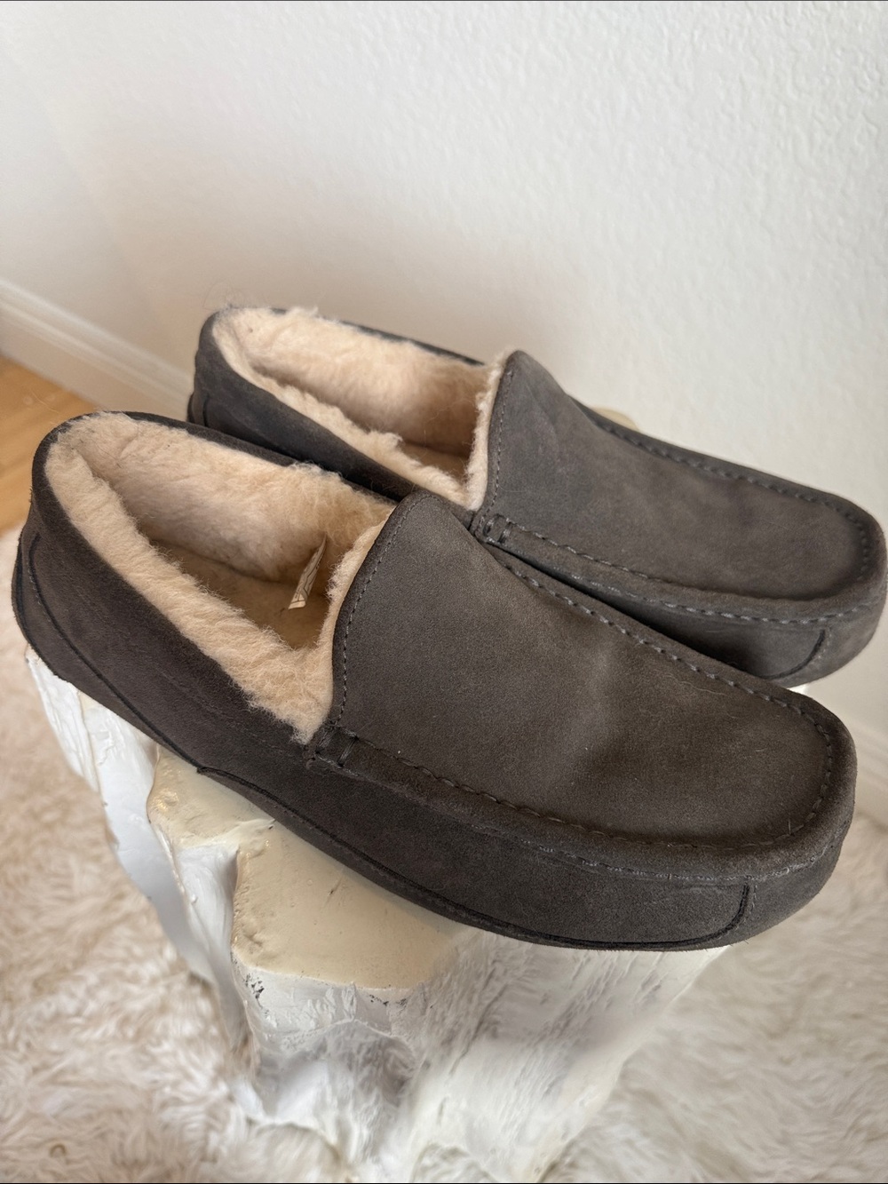 UGG Men's Charcoal Suede Ascot Shearling-Lined Slip-On Loafers Grey